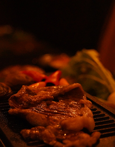 豪華な食材が並んだグランピングバーベキューのクローズアップ