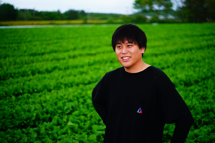 野辺地葉つきこかぶを栽培する生産者の村山玲央さん