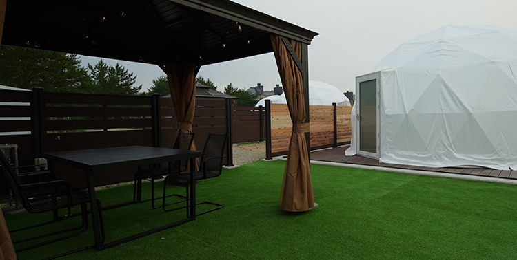 客室内の大きな窓から望む海とゴルフリンクス、ゆったりとしたリトリート時間