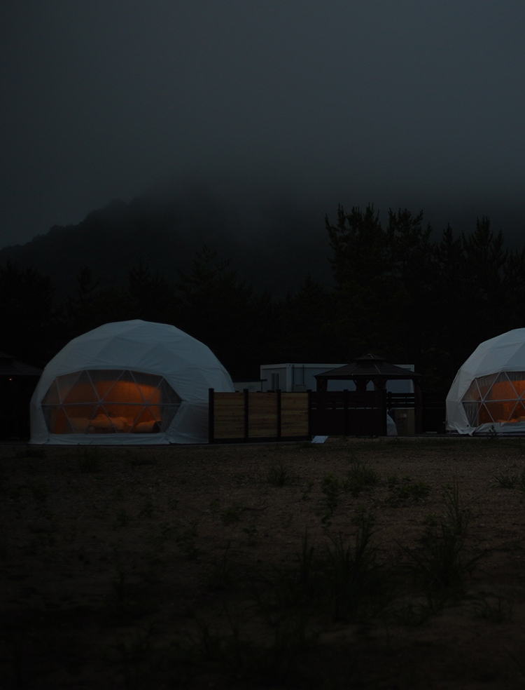 浅虫温泉方面の壮大な夕日と海風が感じられるテラス