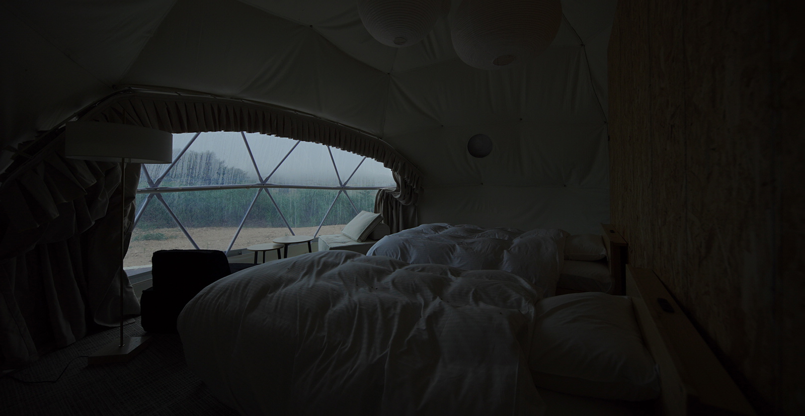 テント型ドームから眺める夕暮れの陸奥湾