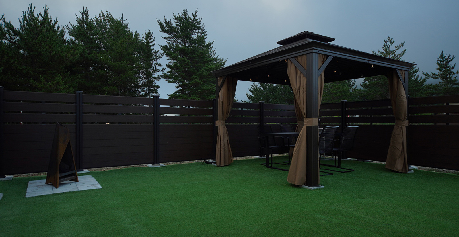 自然に包まれたテラスの焚き火スペース